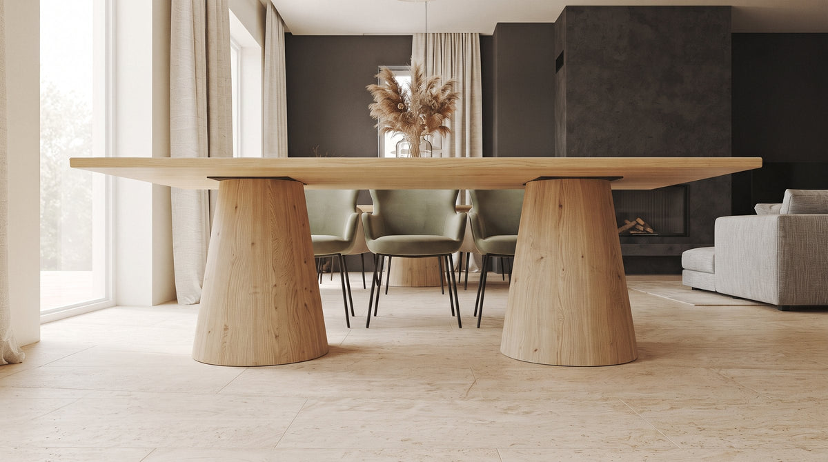 Lange eiken eettafel op twee kolompoten, met een gelijke overstek aan beide koppen