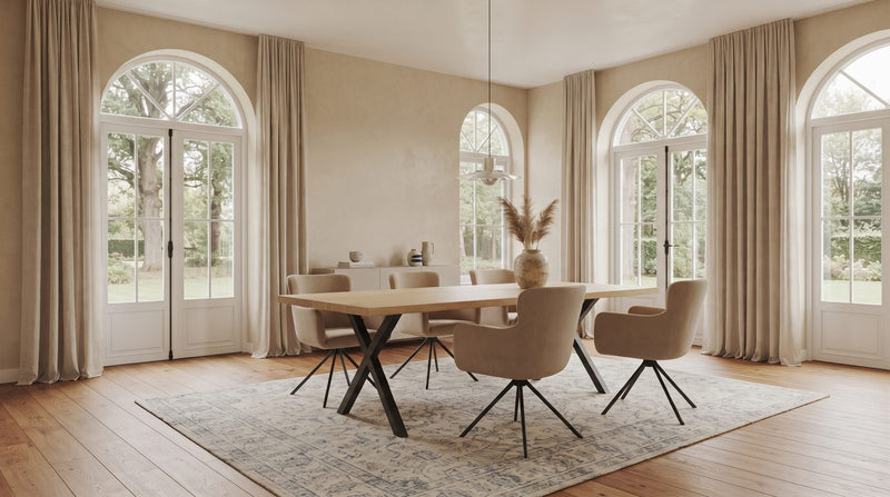 Rechthoekige eiken eettafel met stoelen in een lichte eetkamer