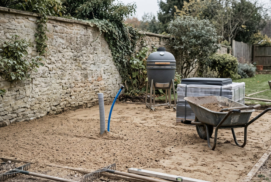 Tuin in aanleg met mantelbuis en waterleiding uit het zandbed, op de plek van de buitenkeuken