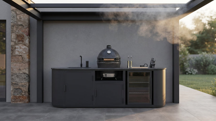 Zwarte buitenkeuken met kamado onder een overkapping, tegen de achterwand