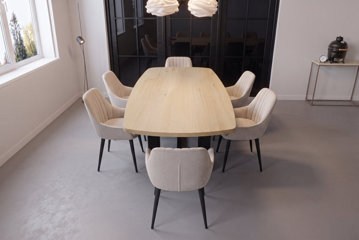 Deens ovale eiken eettafel met zes stoelen in een lichte eetkamer