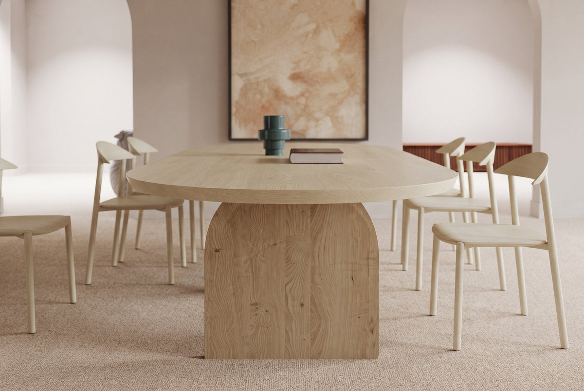 Eiken eettafel met een middenonderstel in een lichte eetkamer