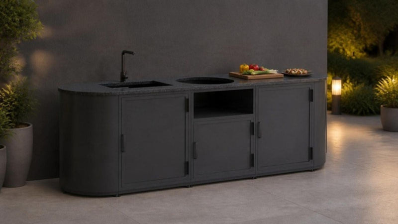 Modulaire buitenkeuken Flow 3 in het zwart tegen een tuinmuur