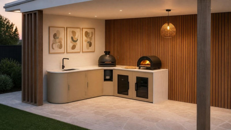 Hoekbuitenkeuken Mason met kamado en een pizzaoven op het werkblad, onder een overkapping