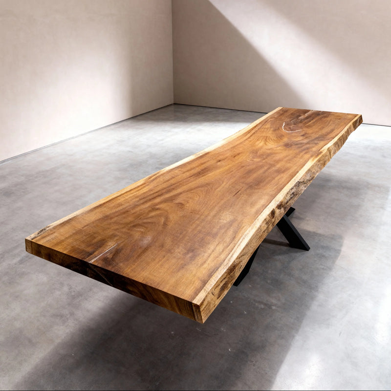 Boomstam eettafel van Iroko hout met een blad uit één stuk massief hout