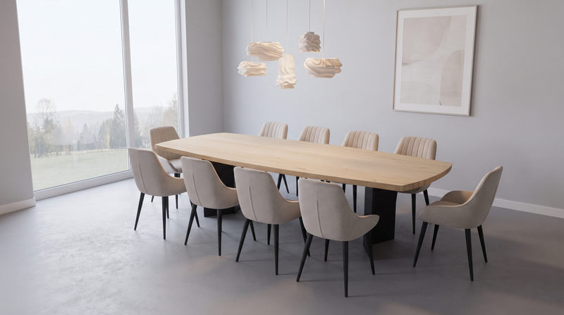 Deens ovale eiken eettafel met acht stoelen in een lichte eetkamer