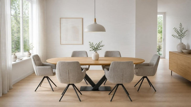 Ovale eiken eettafel met zes stoelen in een lichte eetkamer