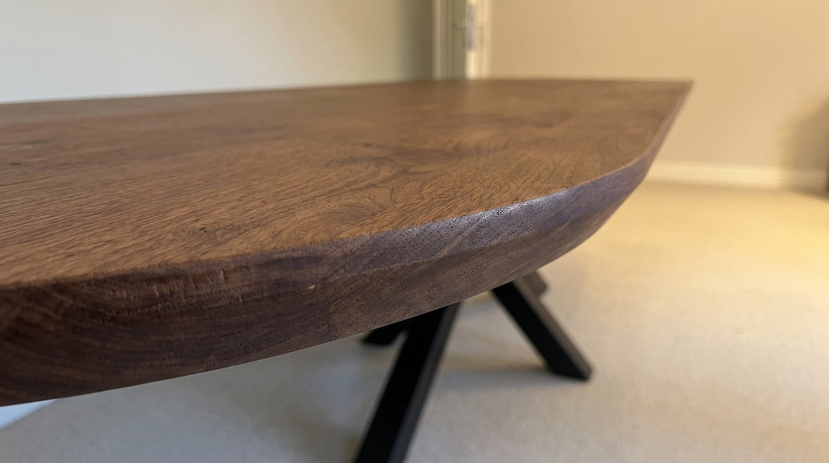 Deens ovale eiken eettafel in een donkere kleur met afgeronde rand