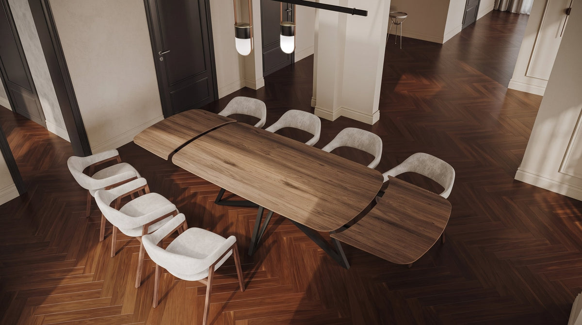 Uitschuifbare eiken eettafel met twee verlengstukken en acht stoelen