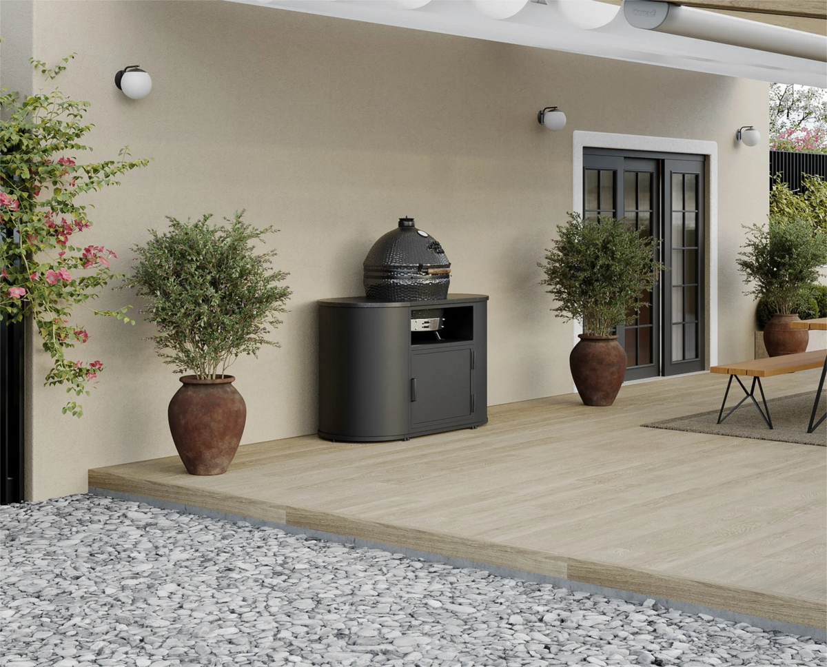 Zwarte buitenkeuken met kamado op een houten terras