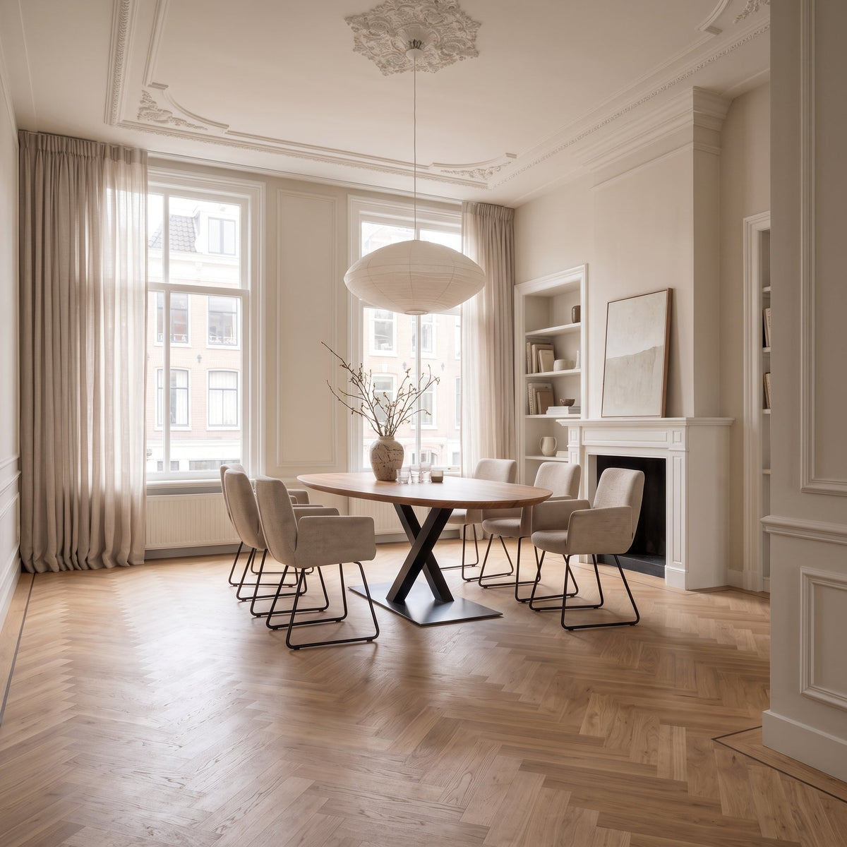 Kiezelvormige eiken eettafel in een lichte eetkamer