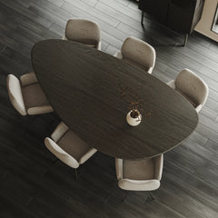 Organische eiken eettafel in de kleur Deep Black, massief eiken blad
