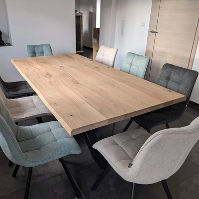 Eiken eettafel met eetkamerstoelen bij een klant thuis