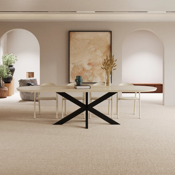 Halfronde eiken eettafel in de kleur Natural, massief eiken blad