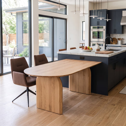 Boogvormige eiken eettafel Natural met twee eiken boogpoten, aansluitend op het kookeiland
