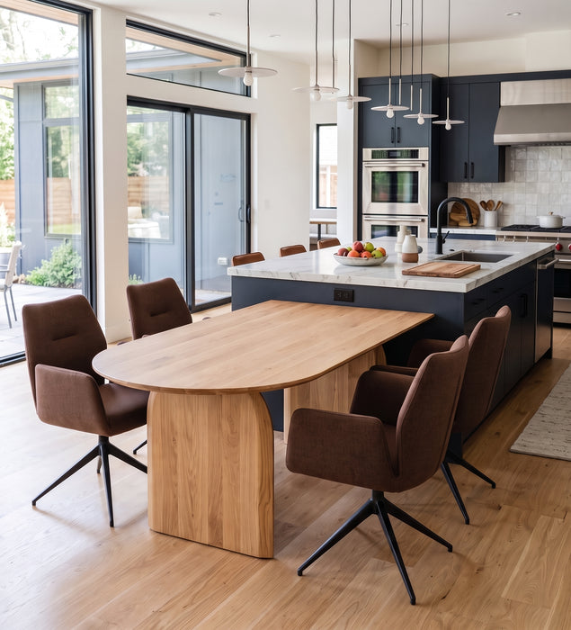 Boogvormige eiken eettafel Natural met de rechte kant tegen het kookeiland