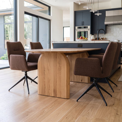 Boogvormige eiken eettafel Natural op eiken onderstel Hapa