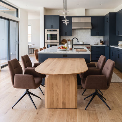 Boogvormige eiken eettafel Natural aan het kookeiland, met zes stoelen