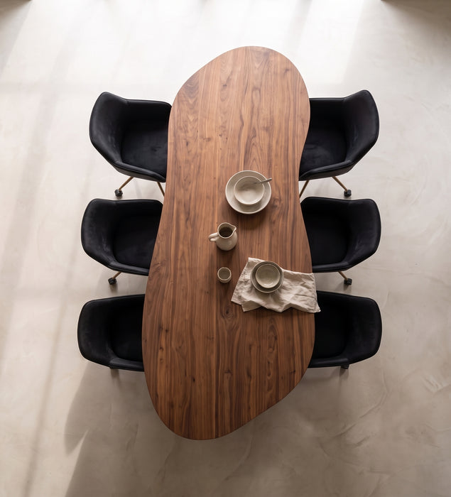 Bovenaanzicht van de kiezelvormige eettafel in Chocolate: een vloeiende vorm zonder hoeken