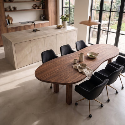 Kiezelvormige eiken eettafel Chocolate met zes stoelen naast het kookeiland