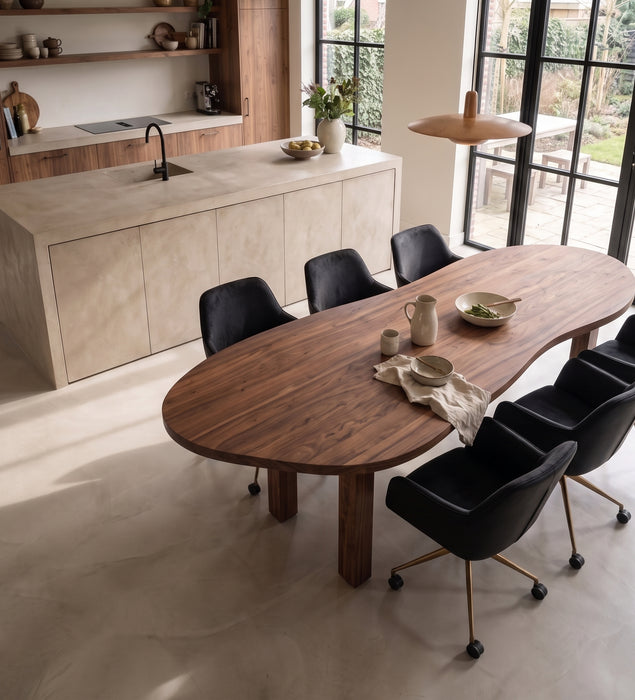 Kiezelvormige eiken eettafel Chocolate met zes stoelen naast het kookeiland