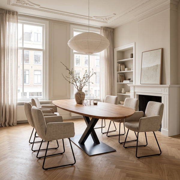 Kiezelvormige eiken eettafel Pure met zes stoelen in een lichte eetkamer