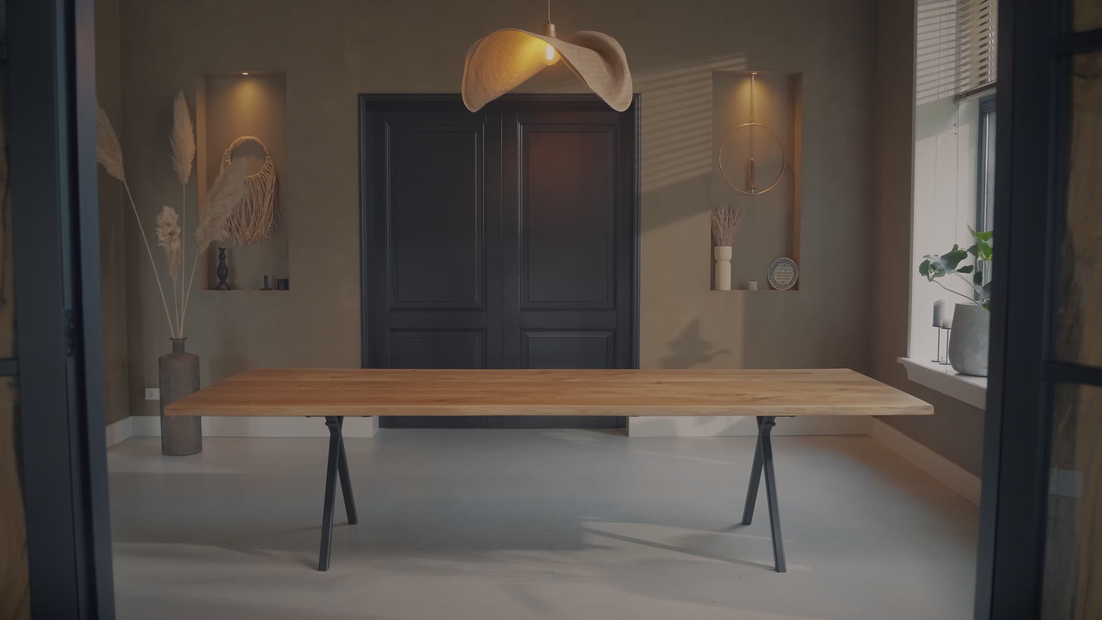 Een promotievideo waar de klantreis wordt getoond en productkwaliteit van de tafels naar voren komt